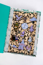 Lade das Bild in den Galerie-Viewer, Holzpuzzle &quot;Unibib&quot; von BirkenPuzzle. Wanddekor aus Holz. Hausdekor, Tischspiel und Spielzeug, Schwarzwaldmalerei und Schwarzwald Geschenk. Puzzleteile: Universitätsbibliothek, Unibibliothek, Freiburg Münster, Schwabentor, historisches Kaufhaus, Martinstor, Schauinsland, Kuckucksuhren, Bächleboot, Schwarzwälder Kirschtorte, Schwarzwälderin, Bollenhut, Tracht, Hirsch, Birkhuhn, Adler, Hase, Berge, Fahrradfahrer, Tanne. Verpackung. 
